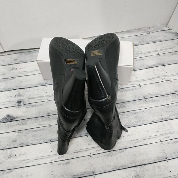 Clarks Woman's SZ 10M Biker Black Leather Zip Up Buckle Block Heel AnkleBoot - Picture 7 of 10